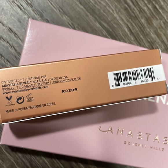 Anastasia Stick Highlighter & Modern Renaissance Eye Shadow Palette - Picture 4 of 5